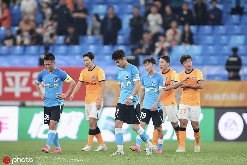 曼联本赛季已经输掉了24场比赛中的一半，与上赛季62场输掉的场次持平，红魔已经无缘联赛杯卫冕，欧冠小组赛出局将使俱乐部损失2800万英镑收入。